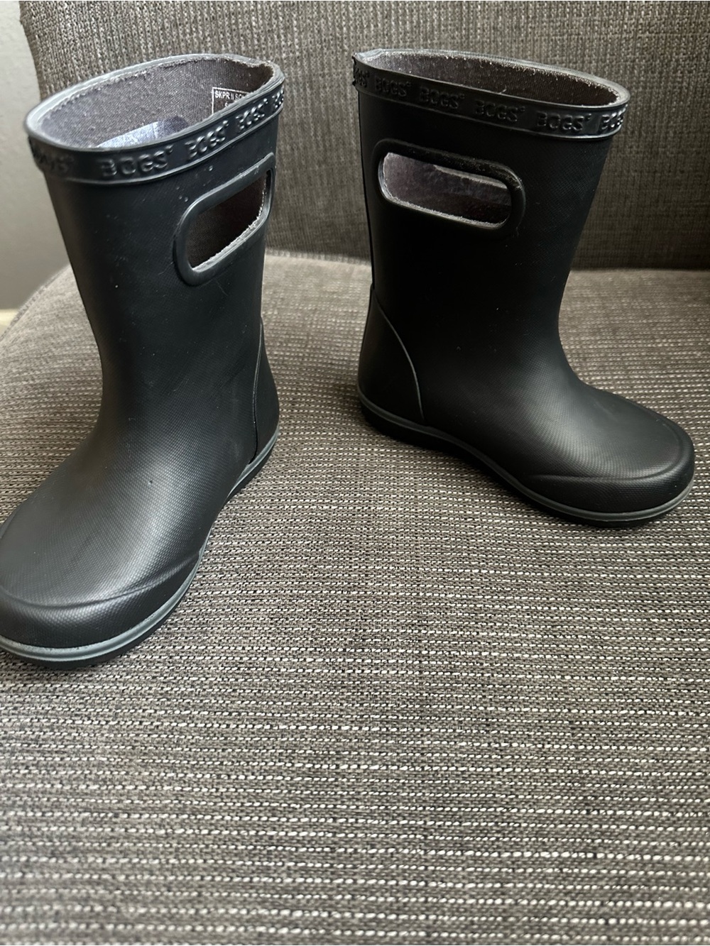 Kids Black Waterproof Pull-On Rain Boots with Easy-Grip Handles size 9 - Picture 2 of 4